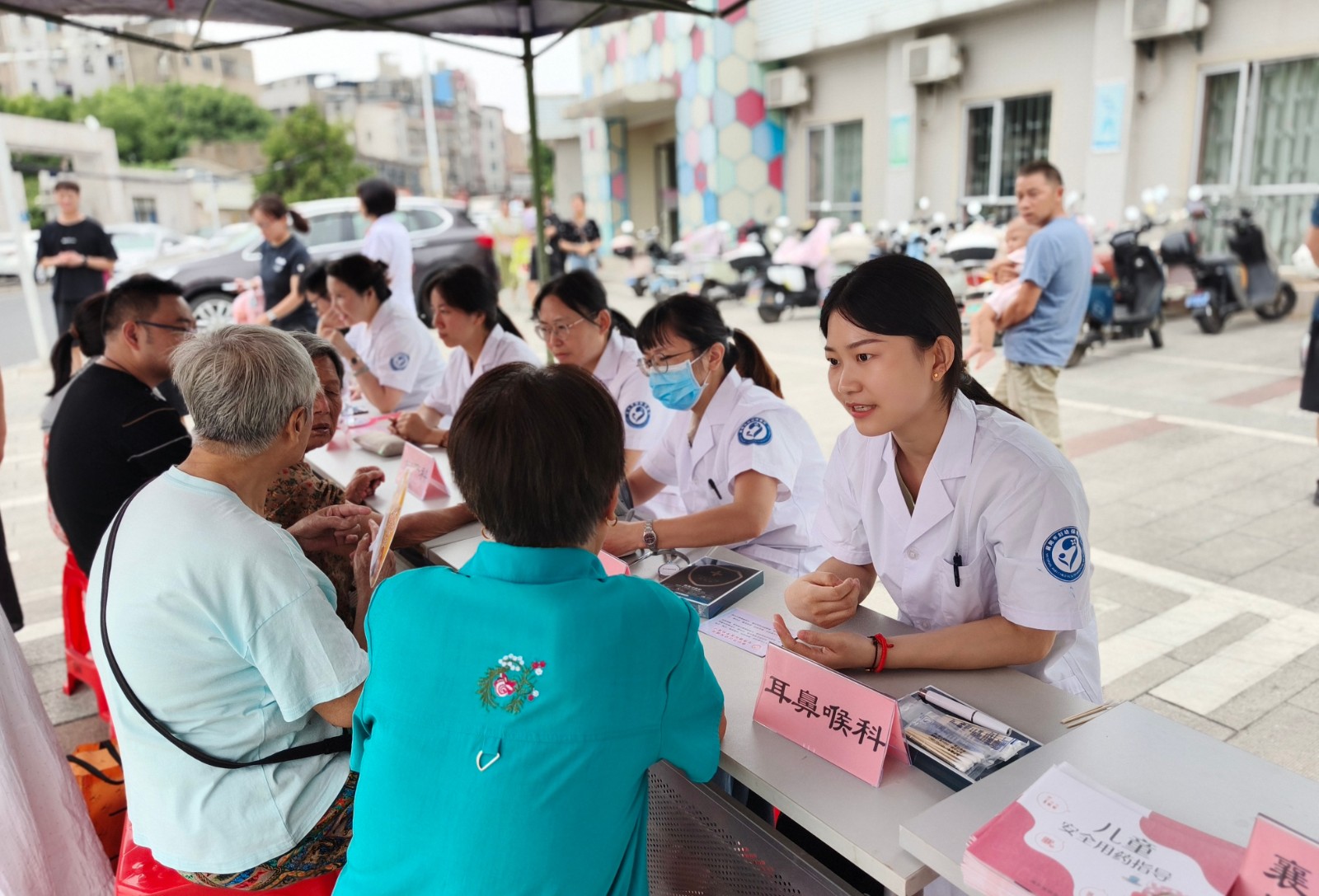 襄阳市妇幼保健院与多部门联动举办全国药品安全宣传周义诊活动